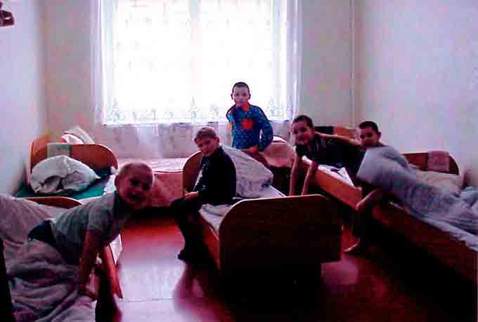 Niños levantándse de la cama en uno de los orfanatos de Ucrania