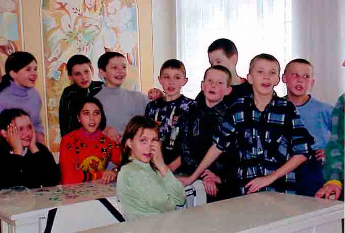 Niños en clase en un orfanato de Ucrania