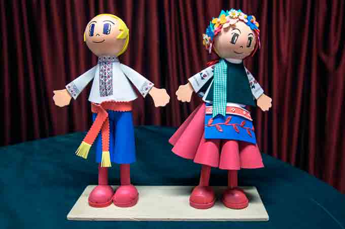 Estos dos muñecos, con el traje tradicional de Ucrania, acostumbran a presidir todos los actos de la ONG