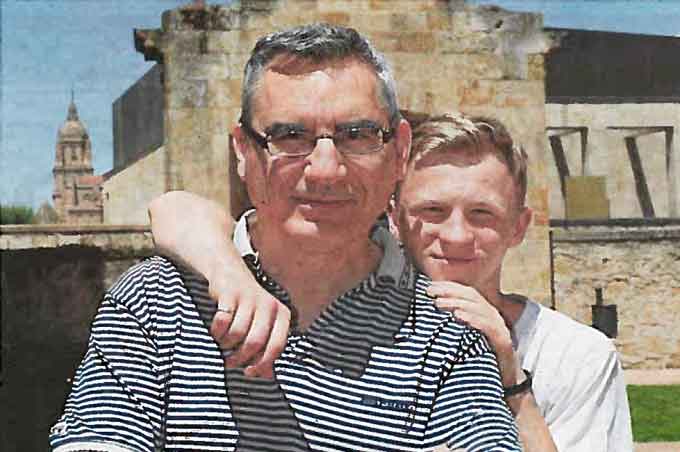 Padre con su hijo de acogida