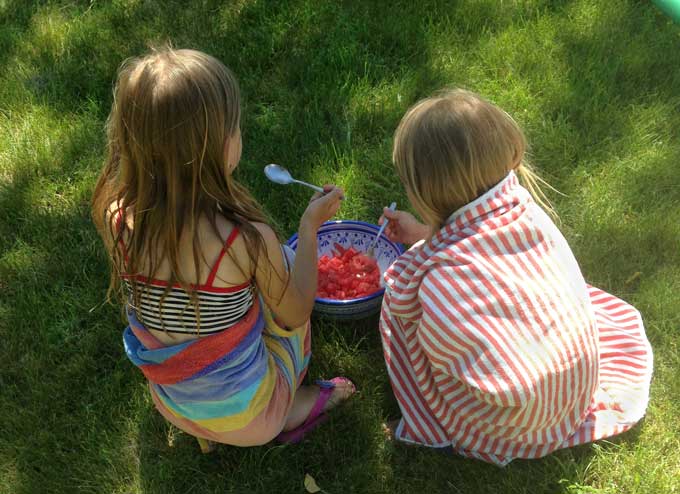Dos niñas de Ucrania comen tomate