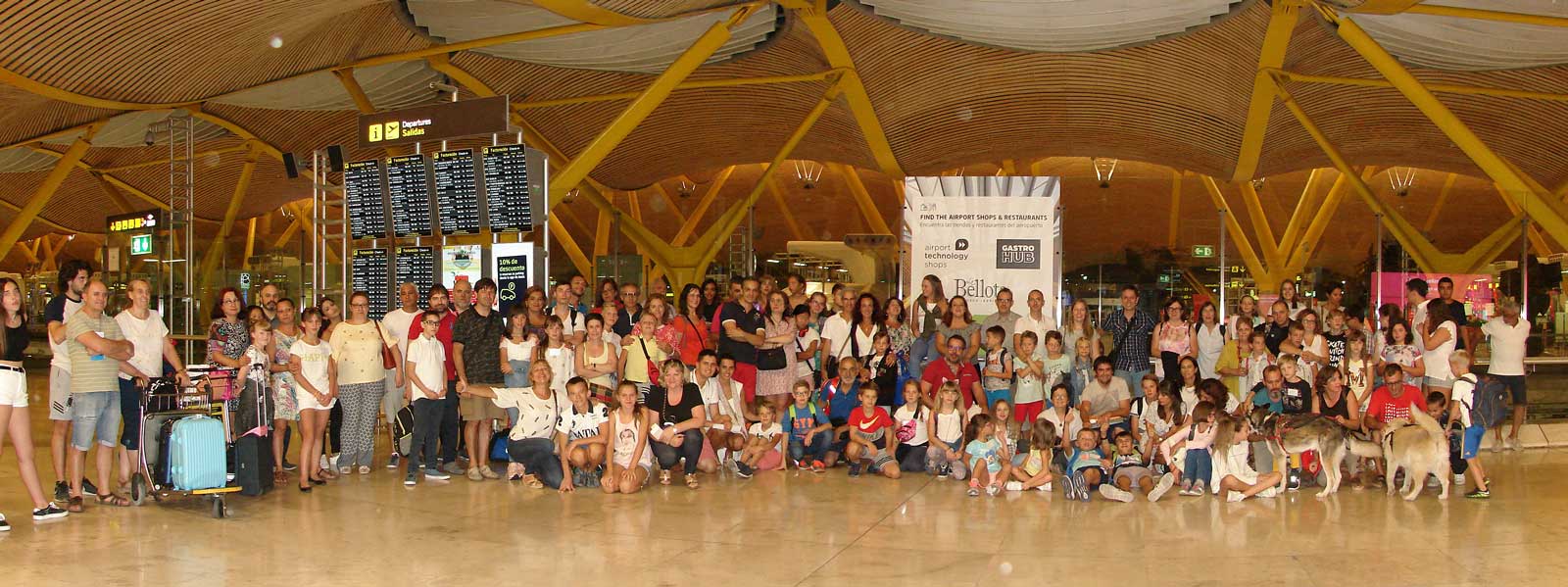 Grupo de niños ucranianos u familias en el Adolfo Suárez el día de la despedida