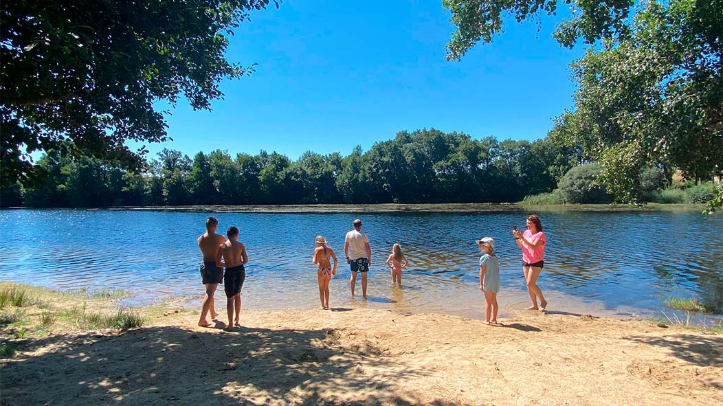 Encuentro de Familias de Ven con Nosotros en la playa fluvial de la Barca en el verano de 2022