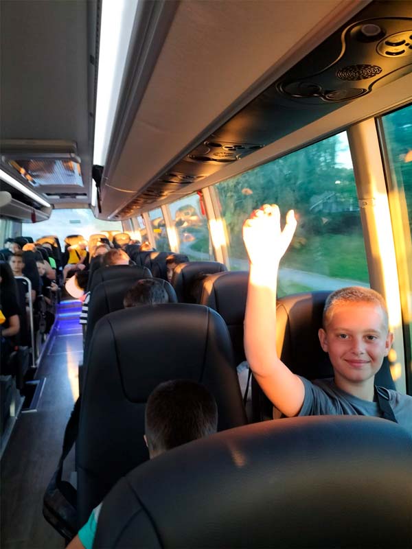 Menores ucranianos en el autobús de camino a España